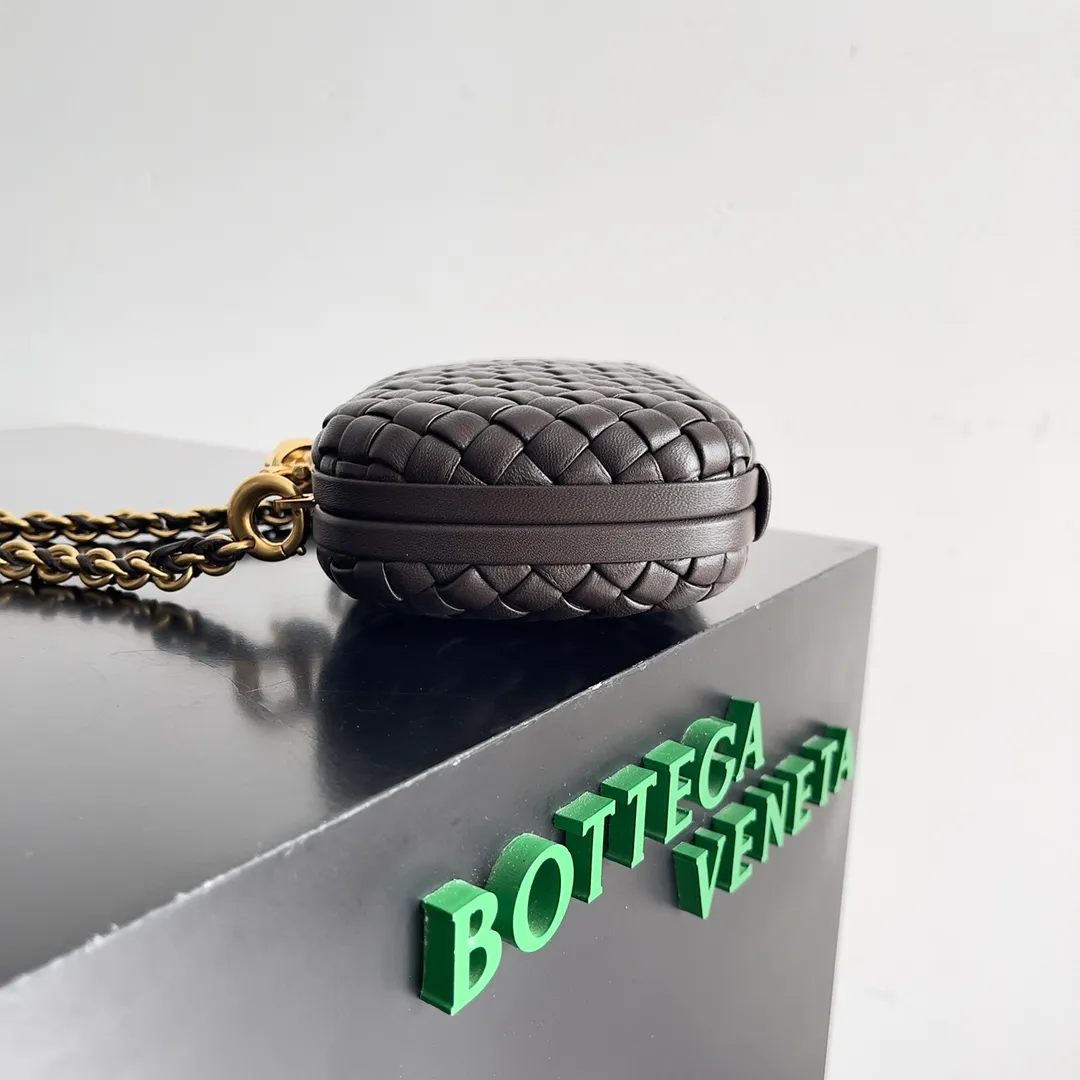 Batch 2260 BOTTEGA VENETA KNOT evening bag chain version for women is now on the market! Delicate and elegant, soft and powerful, this bag is definitely a representative of intellectual women. As an evergreen model of BV, the blessing of the chain is the icing on the cake. The classic weaving once again interprets the unique craftsmanship (the chain can be disassembled separately). Style number: 776662 Size: 19*11.5*5cm